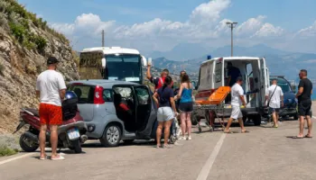 Tre automjete aksident në rrugën Sarandë-Ksamil, 2 të plagosur nisen drejt Tiranës