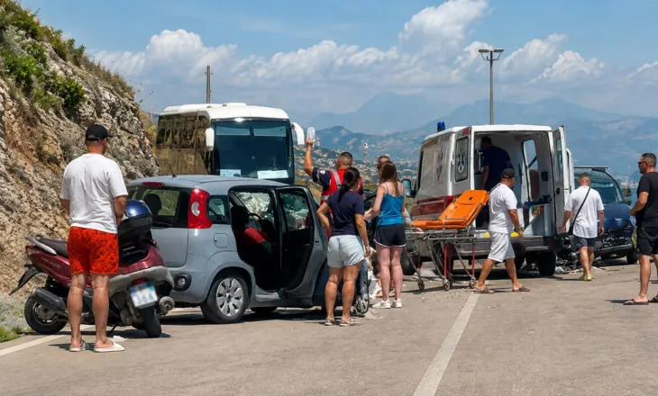 Tre automjete aksident në rrugën Sarandë-Ksamil, 2 të plagosur nisen drejt Tiranës