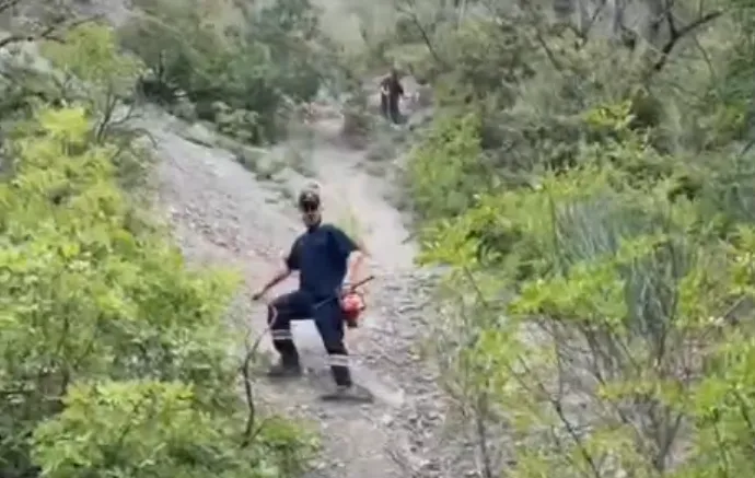 Tre vatra zjarri në Gramsh, zjarrfikësit përballen me flakët në terren të vështirë