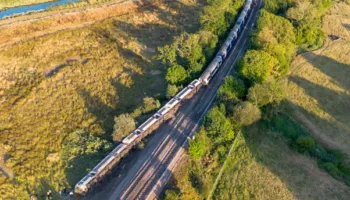 Treni del nga shinat pranë Lewes në Anglinë juglindore, plagosen 11 persona (VIDEO)