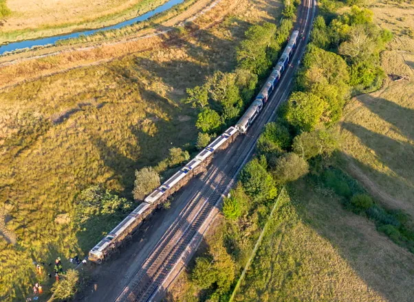 Treni del nga shinat pranë Lewes në Anglinë juglindore, plagosen 11 persona (VIDEO)