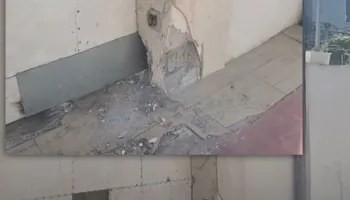 Tritoli trondit Shënkollin, persona të paidentifikuar vendosën eksploziv në portën e murit rrethues të banesës së të moshuarit!