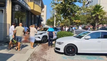 Tronditëse/ “Audi” përplas këmbësoren me foshnjën 3-muajshe