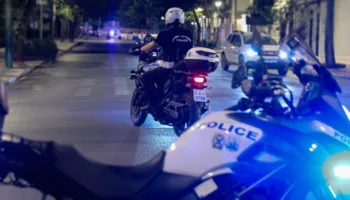 Tronditëse në Athinë, foshnja e pajetë gjendet brenda valixhes në apartamentin me qira
