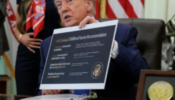 Trump firmos urdhrin, kërkon uljen e vaksinave për fëmijët! Ekspertët paralajmërojnë rreziqe