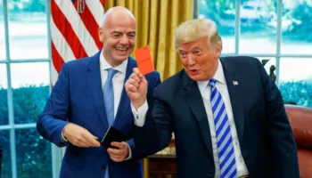 Trump i del në krahë Infantinos: Gabim i tmerrshëm nëse e largojnë nga drejtimi i FIFA-s