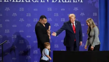 Trump kap vogëlushin para se të bjerë nga skena, s’kursen ironinë për Biden: S’dua që të bëhet si ai