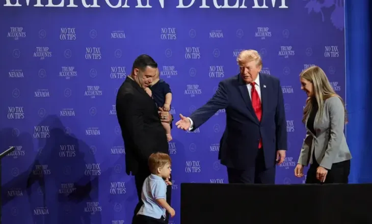 Trump kap vogëlushin para se të bjerë nga skena, s’kursen ironinë për Biden: S’dua që të bëhet si ai