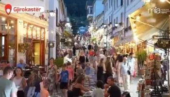 Turistë nga e gjithë bota në Gjirokastër: Histori, natyrë dhe gastronomi