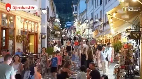 Turistë nga e gjithë bota në Gjirokastër: Histori, natyrë dhe gastronomi