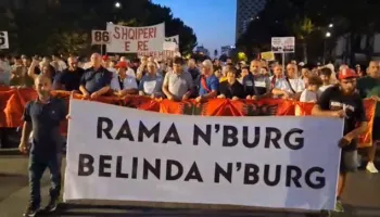 Turistja gjermane i bashkohet protestës: Vijoni qëndresën dhe luftoni për demokracinë