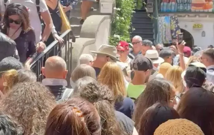 Turizmi masiv “pushton” bregdetin Amalfitan, banorët kërkojnë masa