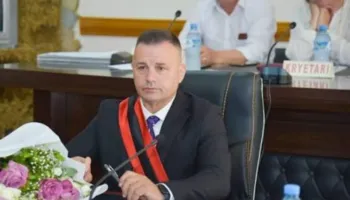 “Turp për Parlamentin nëse e voton!”- Kryebashkiaku i Poliçanit kundër PS për shkrirjen me Beratin, 15 këshilltarë paralajmërojnë dorëheqjen