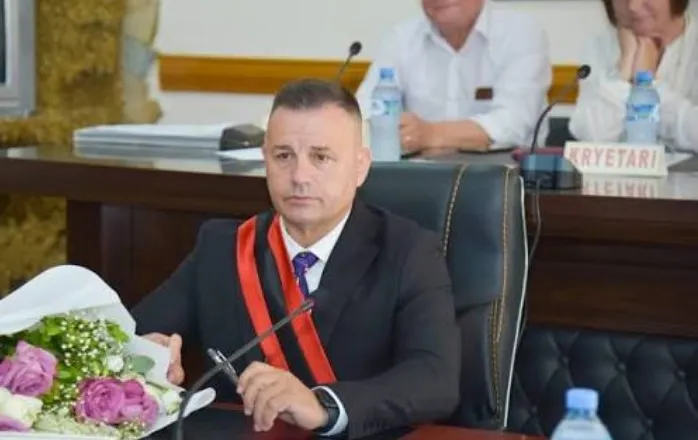 “Turp për Parlamentin nëse e voton!”- Kryebashkiaku i Poliçanit kundër PS për shkrirjen me Beratin, 15 këshilltarë paralajmërojnë dorëheqjen