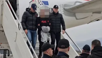 U arrestua pas 30 vitesh në arrati vrasësi i trefishtë, SHBA ekstradon në Shqipëri Sokol Hoxhën