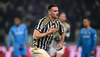 U dëmtua kur tifozët hynë në fushë pas miqësores, titullari i Juventus në dyshim për ndeshjen hapëse