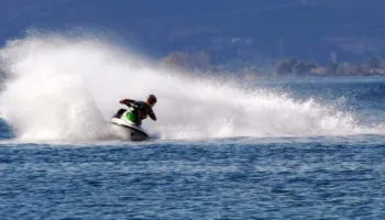 U fut me Jet Ski në zonën e pushuesve në Ksamil, gjobitet me 500 mijë lekë dhe i bllokohet mjeti