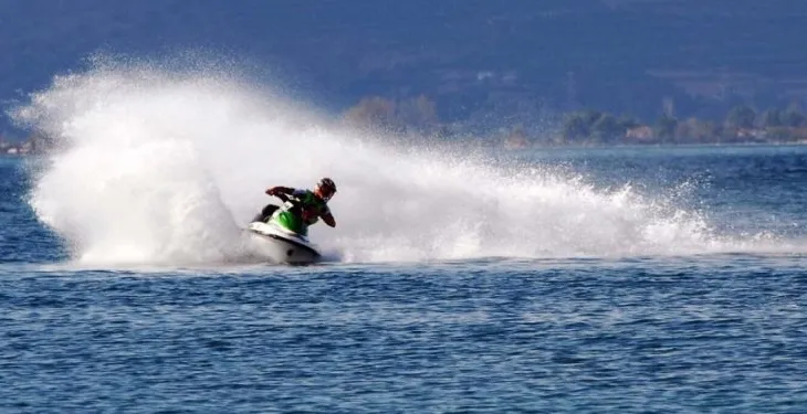 U fut me Jet Ski në zonën e pushuesve në Ksamil, gjobitet me 500 mijë lekë dhe i bllokohet mjeti