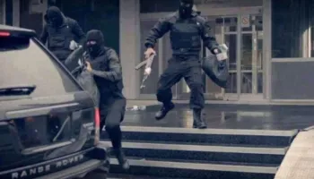 U futën në biznes me kallashnikov dhe kërcënuan dy punonjëset, si ndodhi grabitja në Paskuqan