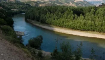 U futën për t’u larë! Rrjedha e Drinit merr 5 familjarë, një 7-vjeçare dyshohet të jetë mbytur