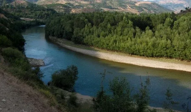U futën për t’u larë! Rrjedha e Drinit merr 5 familjarë, një 7-vjeçare dyshohet të jetë mbytur