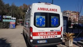 U hodh nga shkëmbi në Orikum, plagoset rëndë një pushues