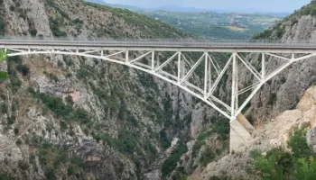 U hodh nga Ura në Klos, 35 vjeçari i dërgoi mesazh bashkëshortes para vendimit ekstrem