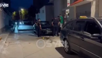 U konfliktuan me shkopinj për lojën e fëmijëve, Policia e Korçës arreston 2 vëllezërit