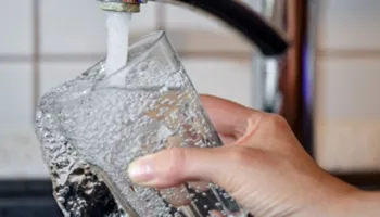 U kthyet nga pushimet? Hapni rubinetat për të shmangur një bakter të rrezikshëm