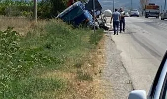 U përplas me autobusin, kamionçina përfundoi në kanal, pasagjerët në panik dalin në rrugë