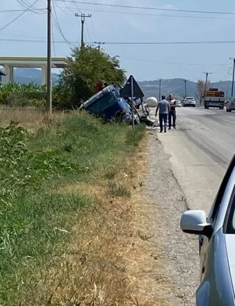 U përplas me autobusin, kamionçina përfundoi në kanal, pasagjerët në panik dalin në rrugë
