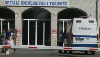 U plagos gjatë shuarjes së zjarrit në Mirditë, efektivi 28-vjeçar i FA dërgohet në Spitalin e Traumës