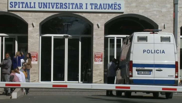 U plagos gjatë shuarjes së zjarrit në Mirditë, efektivi 28-vjeçar i FA dërgohet në Spitalin e Traumës