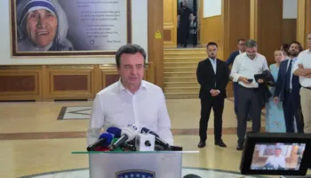 U qëllua me vezë në Kuvend, Kurti: Nëse ky është çmimi për t’u ulur për marrëveshje, jam i lumtur ta paguaj