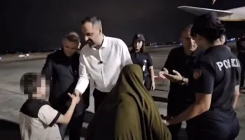 U riatdhesua nga Siria bashkë me nipërit/ Lamallari mirëpret gjyshen 79 vjeçare në Rinas