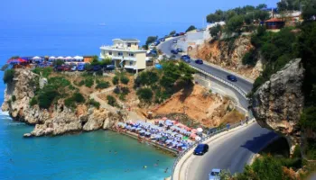 U rrëzua nga shkëmbi te “Uji i Ftohtë”, turisti italian përfundon në gjendje të rëndë në spitalin e Vlorës, ka plagë në…