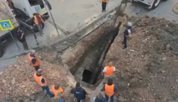 “U zbulua shkaku i “bereqetit të zi””/ Rama: Një pemë 8 metra ishte “varrosur” në kolektorin e ujërave të zeza në Kashar