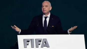 Uellsi dhe Anglia tërheqin mbështetjen për Infantinon. Presioni ndaj presidentit të FIFA-s arrin kulmin