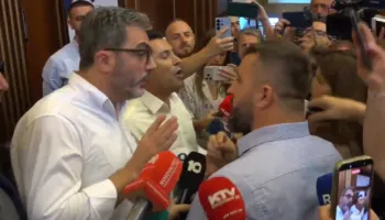 Ujë, shtyrje dhe akuza/ Kaos në Kuvendin e Kosovës, përplasje fizike dhe verbale mes deputetëve