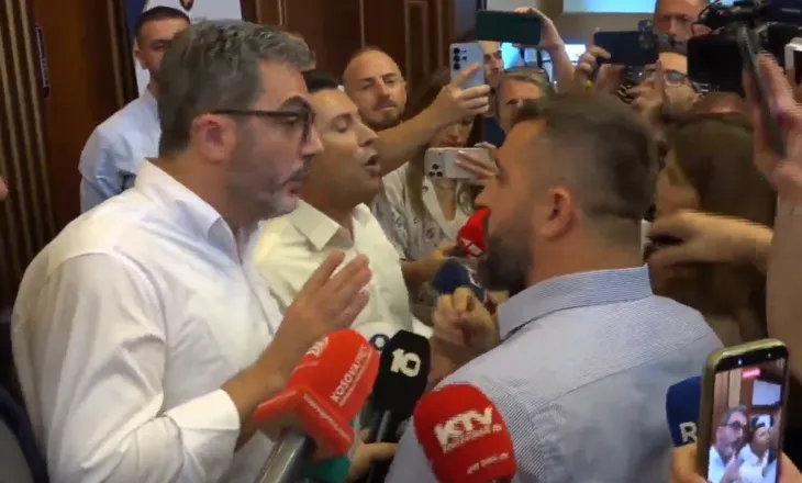 Ujë, shtyrje dhe akuza/ Kaos në Kuvendin e Kosovës, përplasje fizike dhe verbale mes deputetëve