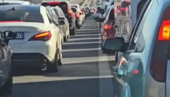 Varg kilometrik në autostradën Tiranë-Elbasan, qindra automjete mbeten të bllokuara në trafik