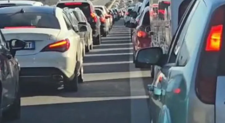 Varg kilometrik në autostradën Tiranë-Elbasan, qindra automjete mbeten të bllokuara në trafik