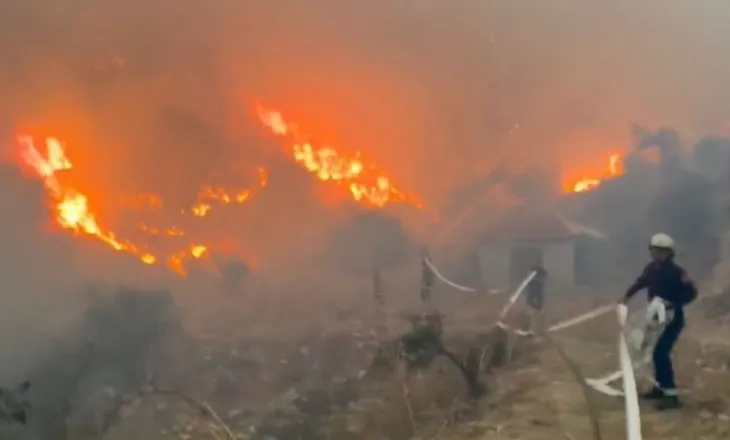 Vatër e madhe në Dragot të Tepelenës, zjarrfikësit luftojnë me flakët! (VIDEO)