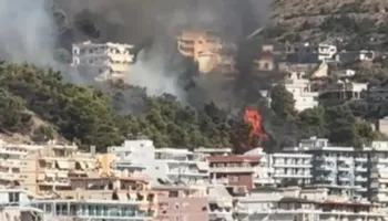Vatër e madhe zjarri në kurorën e gjelbërt të Sarandës, banorët të alarmuar, flakët shumë pranë shtëpive! Tymi po mbulon qytetin