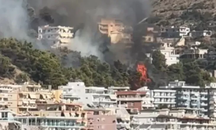 Vatër e madhe zjarri në kurorën e gjelbërt të Sarandës, banorët të alarmuar, flakët shumë pranë shtëpive! Tymi po mbulon qytetin