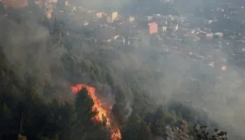 Vatër e re zjarri në veri të Krastës, dyshohet për zjarrvënie të qëllimshme/ Flakët i afrohen depove të eksplozivit