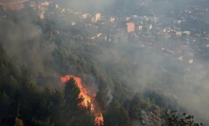 Vatër e re zjarri në veri të Krastës, dyshohet për zjarrvënie të qëllimshme/ Flakët i afrohen depove të eksplozivit