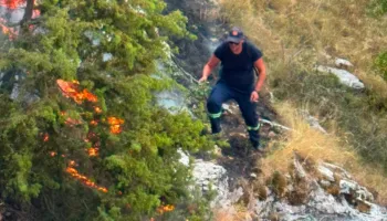 Vatër zjarri në kufirin mes fshatrave Golem dhe Progonat, flakët në një zonë të vështirë malore