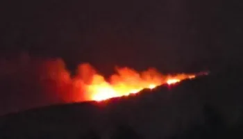 Vatër zjarri në malin e Shashicës në Vlorë, era favorizon flakët, terreni i vështirë për ndërhyrje!