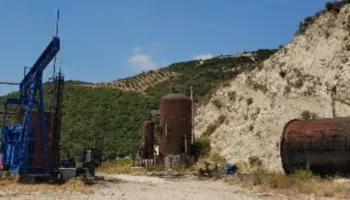 Vatër zjarri pranë puseve të naftës në Drenovë, katastrofa shmanget në kohë pas ndërhyrjes!